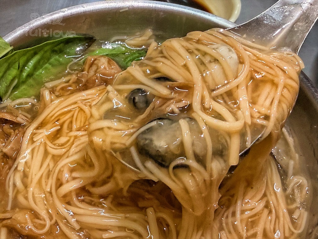 台中西區｜川源古早味蚵仔麵線：審計新村旁超人氣的大腸蚵仔麵線，必吃鮮甜乾蚵仔！ @果果愛Fruitlove
