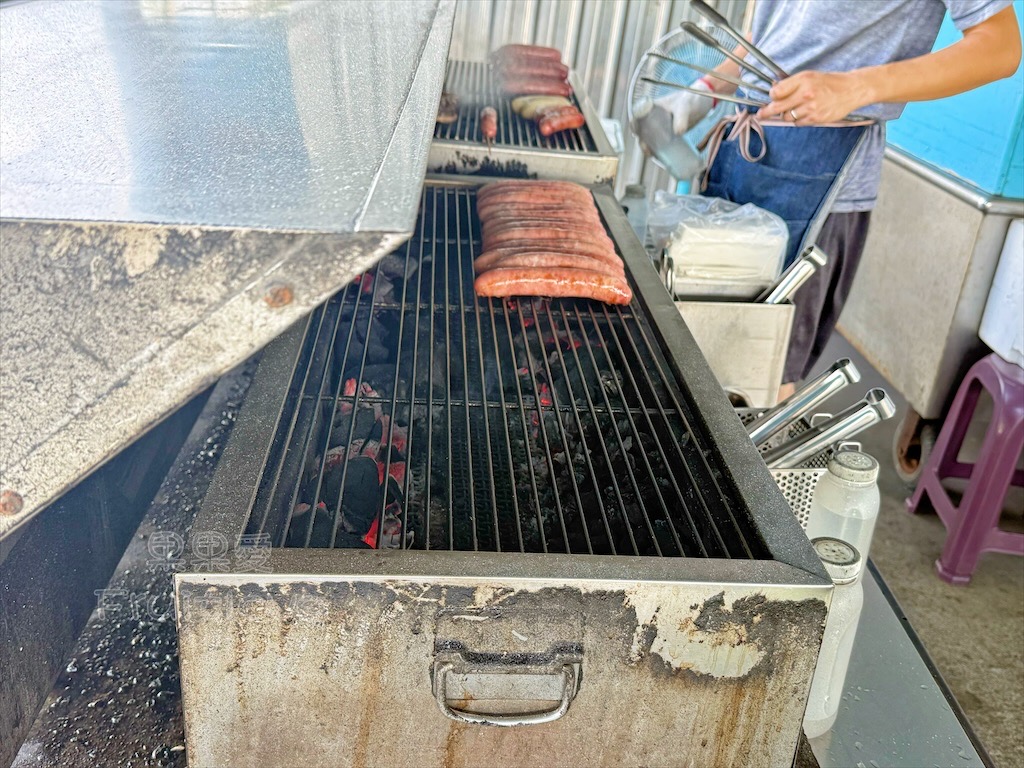 桃園觀音美食｜魷豬yaya碳烤：在地人私藏鐵皮屋炭烤香腸、必吃招牌鹹豬肉 @果果愛Fruitlove