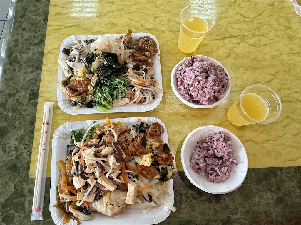 地下道蔥油餅餡餅西瓜汁&rang;酥香而不油膩的蔥油餅，還有滿滿料的韭菜盒子與好喝的西瓜汁－台中東區美食 @果果愛Fruitlove