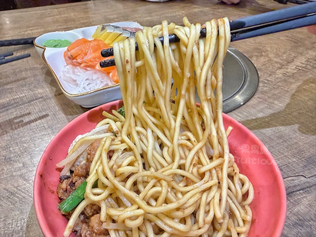 南投南崗担担麵：南崗工業區美食推薦，古早味担仔麵、大腸與鮮蚵滷肉飯、澎湃台式熱炒，不定時還有隱藏版私房菜 @果果愛Fruitlove