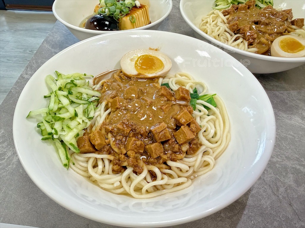 台中南區｜享曜初麵：圖資館附近文青風麵店，必點雙醬麵、牛肉麵、手工水餃與免費清涼薄荷酸梅檸檬水 @果果愛Fruitlove