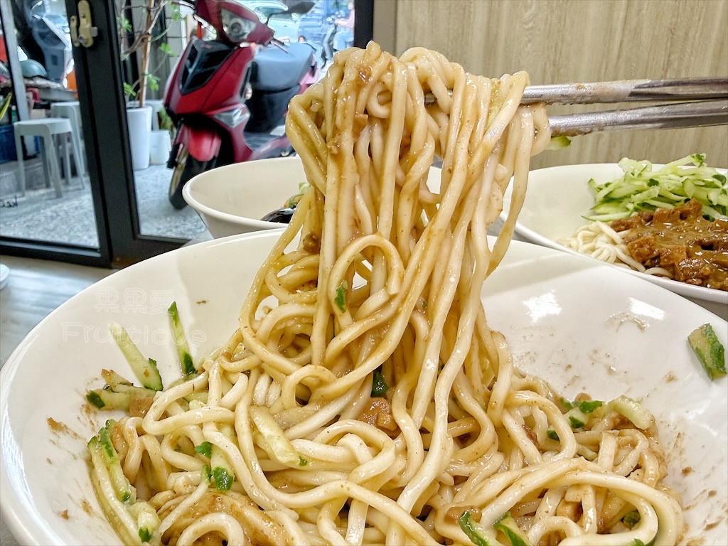 台中南區｜享曜初麵：圖資館附近文青風麵店，必點雙醬麵、牛肉麵、手工水餃與免費清涼薄荷酸梅檸檬水 @果果愛Fruitlove