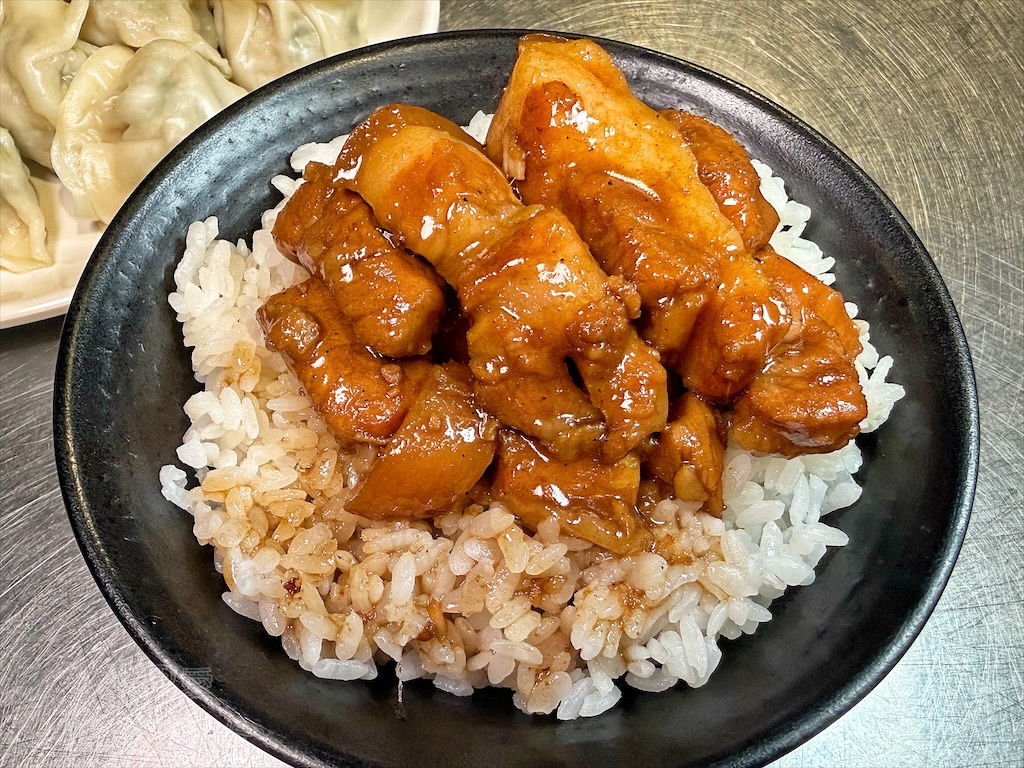 台中大里|良記小攤: 深夜古早味食堂,必吃招牌紅燒肉飯、滷肉飯、香菜豬肉水餃 @果果愛Fruitlove