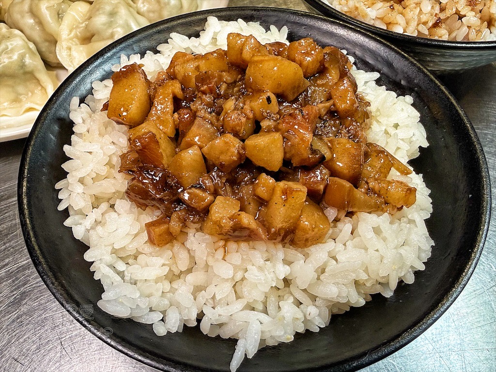 台中大里|良記小攤: 深夜古早味食堂,必吃招牌紅燒肉飯、滷肉飯、香菜豬肉水餃 @果果愛Fruitlove