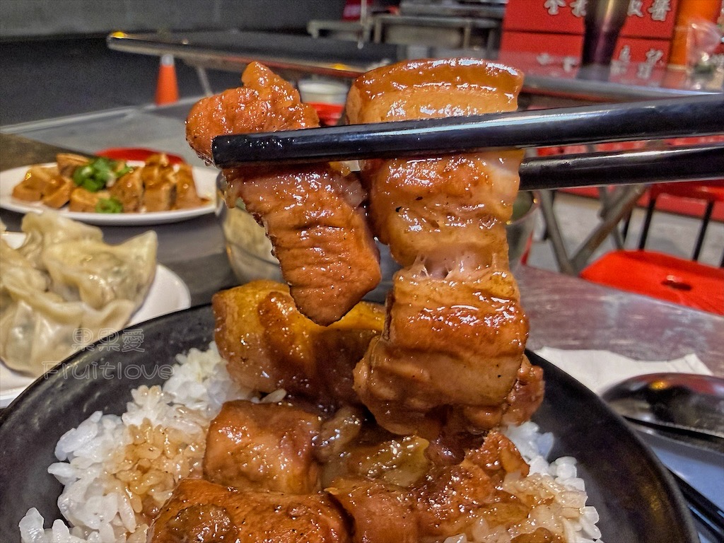 台中大里|良記小攤: 深夜古早味食堂,必吃招牌紅燒肉飯、滷肉飯、香菜豬肉水餃 @果果愛Fruitlove 台中大里|良記小攤: 深夜古早味食堂,必吃招牌紅燒肉飯、滷肉飯、香菜豬肉水餃 @果果愛Fruitlove