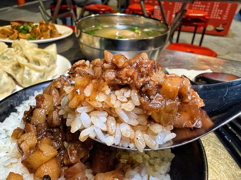 台中大里|良記小攤: 深夜古早味食堂,必吃招牌紅燒肉飯、滷肉飯、香菜豬肉水餃 @果果愛Fruitlove 台中大里|良記小攤: 深夜古早味食堂,必吃招牌紅燒肉飯、滷肉飯、香菜豬肉水餃 @果果愛Fruitlove