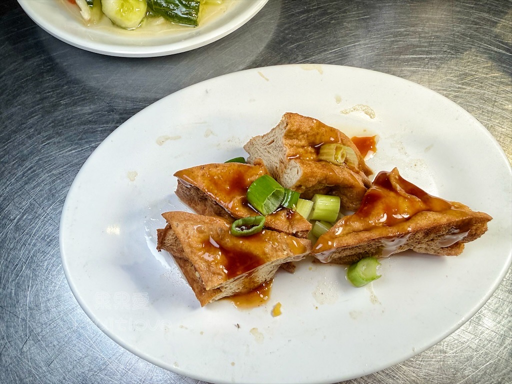 台中大里｜良記小攤： 深夜古早味食堂，必吃招牌紅燒肉飯、滷肉飯、香菜豬肉水餃 @果果愛Fruitlove