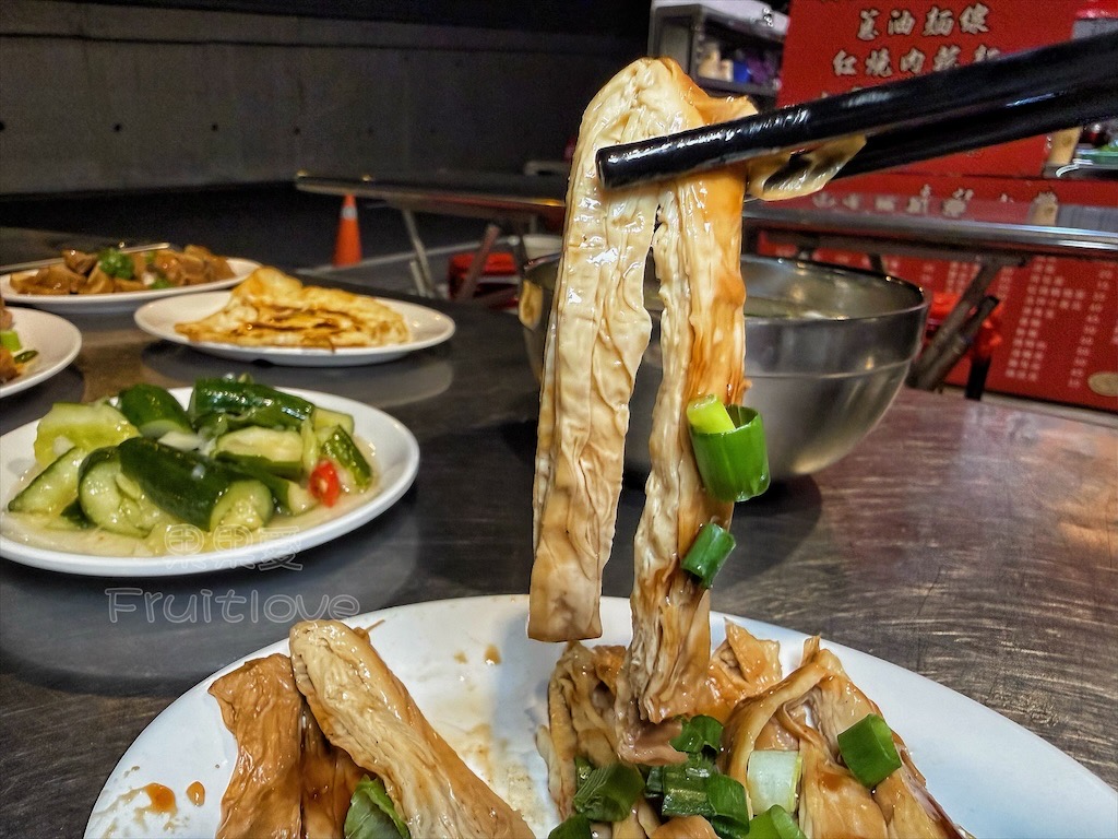 台中大里|良記小攤: 深夜古早味食堂,必吃招牌紅燒肉飯、滷肉飯、香菜豬肉水餃 @果果愛Fruitlove 台中大里|良記小攤: 深夜古早味食堂,必吃招牌紅燒肉飯、滷肉飯、香菜豬肉水餃 @果果愛Fruitlove