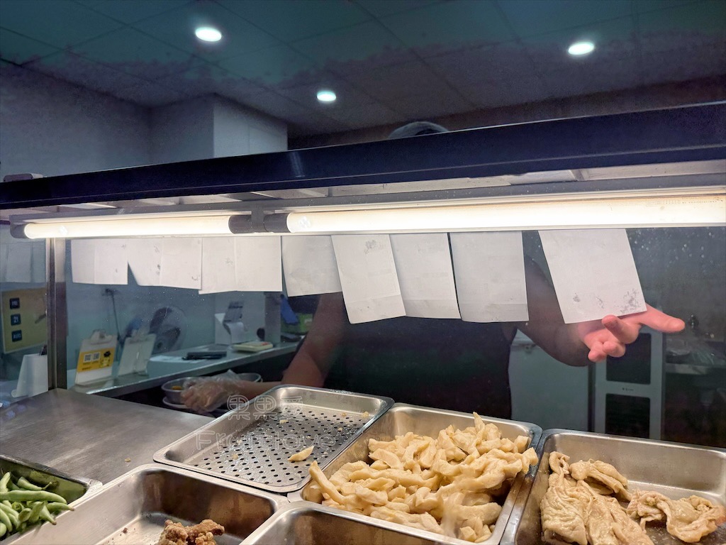 彰化鹿港|艾吃鹽酥雞:在地宵夜炸物,搭配九層塔和蒜頭,讓人一口接一口,還有超萌店狗坐鎮 @果果愛Fruitlove 彰化鹿港|艾吃鹽酥雞:在地宵夜炸物,搭配九層塔和蒜頭,讓人一口接一口,還有超萌店狗坐鎮 @果果愛Fruitlove