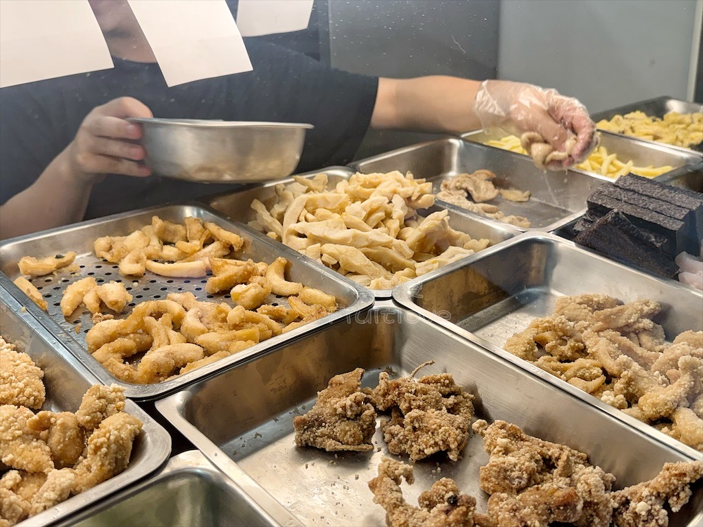 彰化鹿港|艾吃鹽酥雞:在地宵夜炸物,搭配九層塔和蒜頭,讓人一口接一口,還有超萌店狗坐鎮 @果果愛Fruitlove 彰化鹿港|艾吃鹽酥雞:在地宵夜炸物,搭配九層塔和蒜頭,讓人一口接一口,還有超萌店狗坐鎮 @果果愛Fruitlove