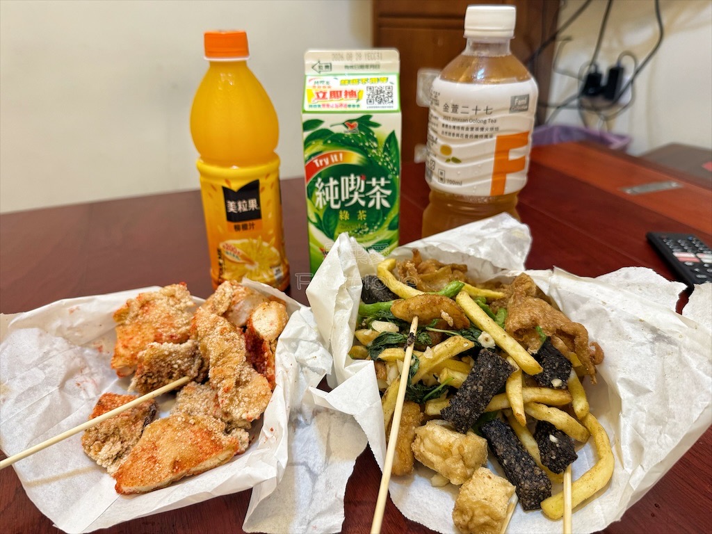 彰化鹿港|艾吃鹽酥雞:在地宵夜炸物,搭配九層塔和蒜頭,讓人一口接一口,還有超萌店狗坐鎮 @果果愛Fruitlove 彰化鹿港|艾吃鹽酥雞:在地宵夜炸物,搭配九層塔和蒜頭,讓人一口接一口,還有超萌店狗坐鎮 @果果愛Fruitlove
