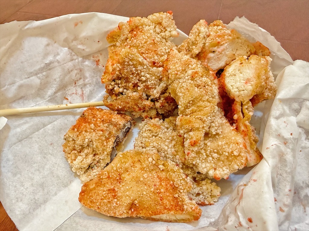 彰化鹿港|艾吃鹽酥雞:在地宵夜炸物,搭配九層塔和蒜頭,讓人一口接一口,還有超萌店狗坐鎮 @果果愛Fruitlove 彰化鹿港|艾吃鹽酥雞:在地宵夜炸物,搭配九層塔和蒜頭,讓人一口接一口,還有超萌店狗坐鎮 @果果愛Fruitlove