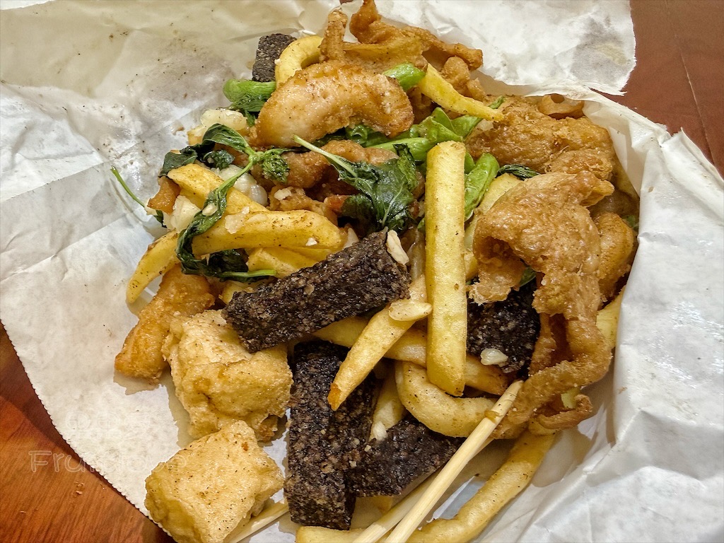 彰化鹿港|艾吃鹽酥雞:在地宵夜炸物,搭配九層塔和蒜頭,讓人一口接一口,還有超萌店狗坐鎮 @果果愛Fruitlove 彰化鹿港|艾吃鹽酥雞:在地宵夜炸物,搭配九層塔和蒜頭,讓人一口接一口,還有超萌店狗坐鎮 @果果愛Fruitlove