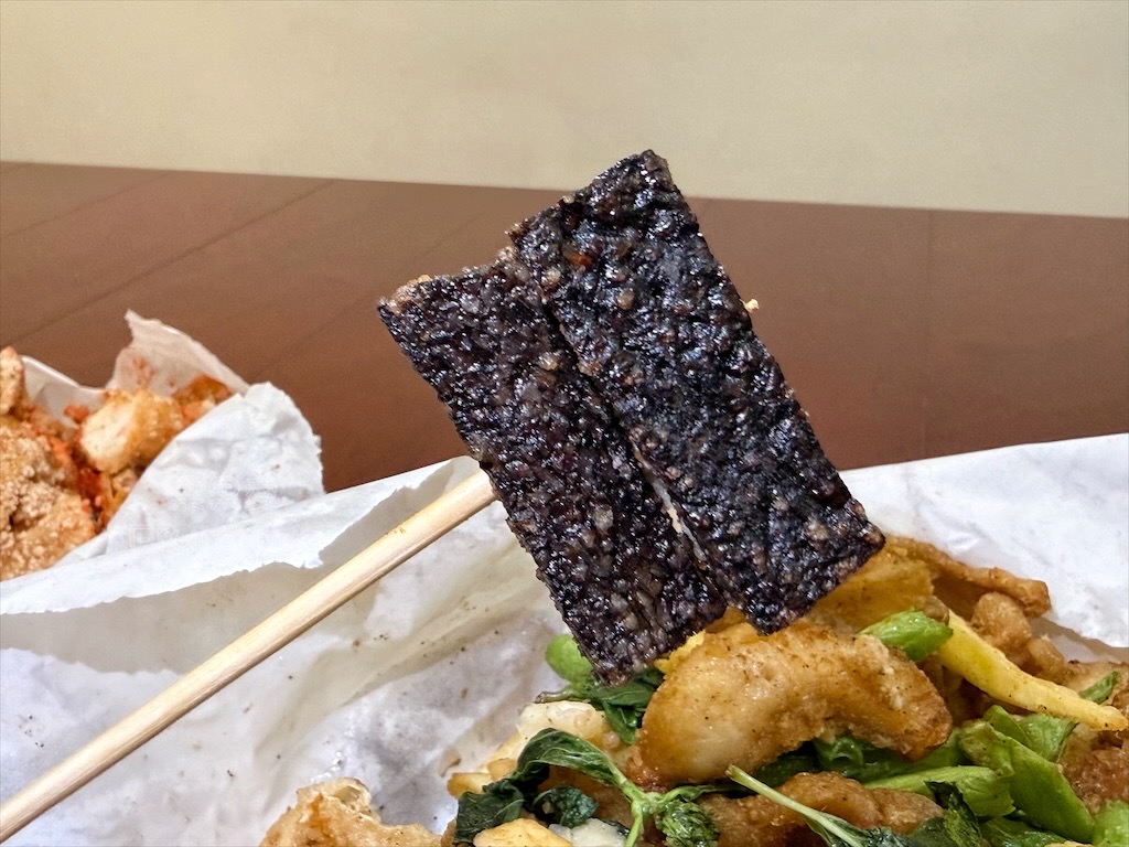 彰化鹿港｜艾吃鹽酥雞：在地宵夜炸物，搭配九層塔和蒜頭，讓人一口接一口，還有超萌店狗坐鎮 @果果愛Fruitlove