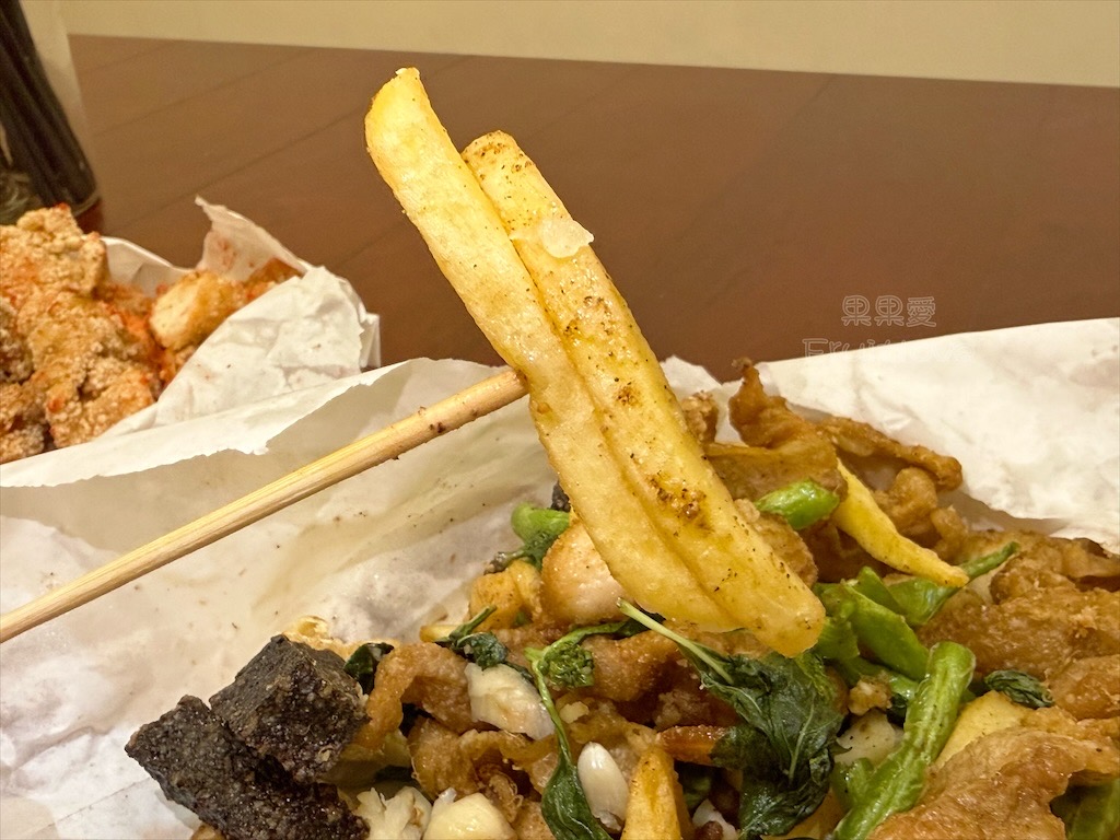 彰化鹿港|艾吃鹽酥雞:在地宵夜炸物,搭配九層塔和蒜頭,讓人一口接一口,還有超萌店狗坐鎮 @果果愛Fruitlove 彰化鹿港|艾吃鹽酥雞:在地宵夜炸物,搭配九層塔和蒜頭,讓人一口接一口,還有超萌店狗坐鎮 @果果愛Fruitlove