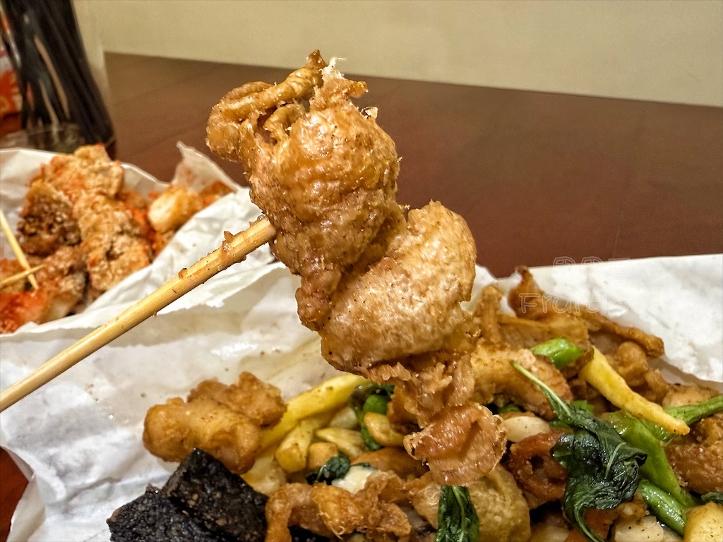 彰化鹿港|艾吃鹽酥雞:在地宵夜炸物,搭配九層塔和蒜頭,讓人一口接一口,還有超萌店狗坐鎮 @果果愛Fruitlove 彰化鹿港|艾吃鹽酥雞:在地宵夜炸物,搭配九層塔和蒜頭,讓人一口接一口,還有超萌店狗坐鎮 @果果愛Fruitlove