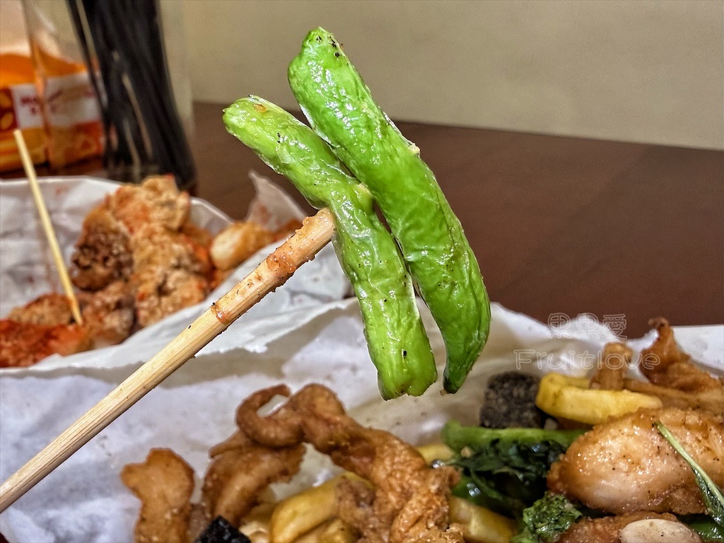彰化鹿港|艾吃鹽酥雞:在地宵夜炸物,搭配九層塔和蒜頭,讓人一口接一口,還有超萌店狗坐鎮 @果果愛Fruitlove 彰化鹿港|艾吃鹽酥雞:在地宵夜炸物,搭配九層塔和蒜頭,讓人一口接一口,還有超萌店狗坐鎮 @果果愛Fruitlove