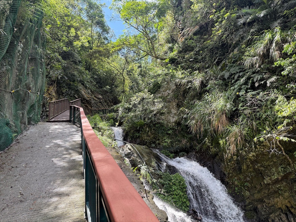 南投埔里景點｜觀音瀑布步道：免門票消暑秘境！輕鬆好走、好拍，寵物友善親子步道推薦 @果果愛Fruitlove