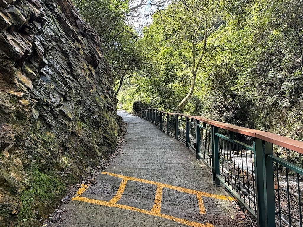南投埔里景點｜觀音瀑布步道：免門票消暑秘境！輕鬆好走、好拍，寵物友善親子步道推薦 @果果愛Fruitlove