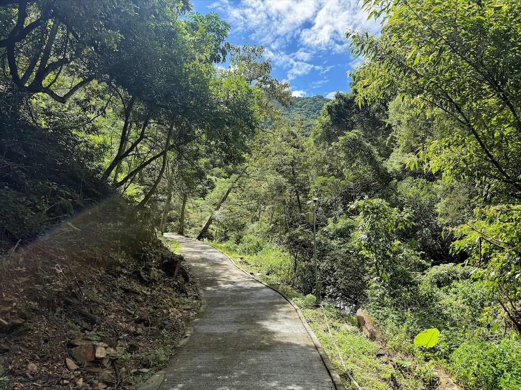 南投埔里景點｜觀音瀑布步道：免門票消暑秘境！輕鬆好走、好拍，寵物友善親子步道推薦 @果果愛Fruitlove