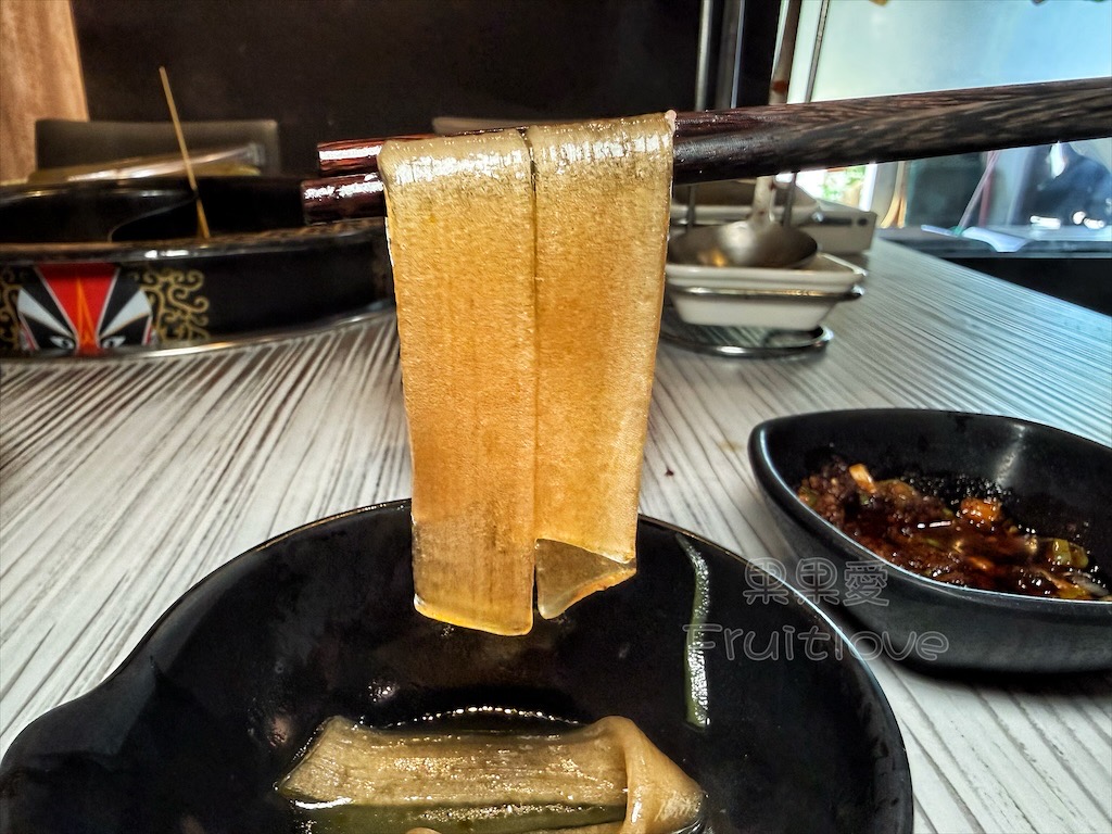 新竹串串香火鍋｜蜀都串香麻辣火鍋(新竹北大總店)： 每串12元！道地四川牛油麻辣鍋、白飯吃到飽免服務費 @果果愛Fruitlove