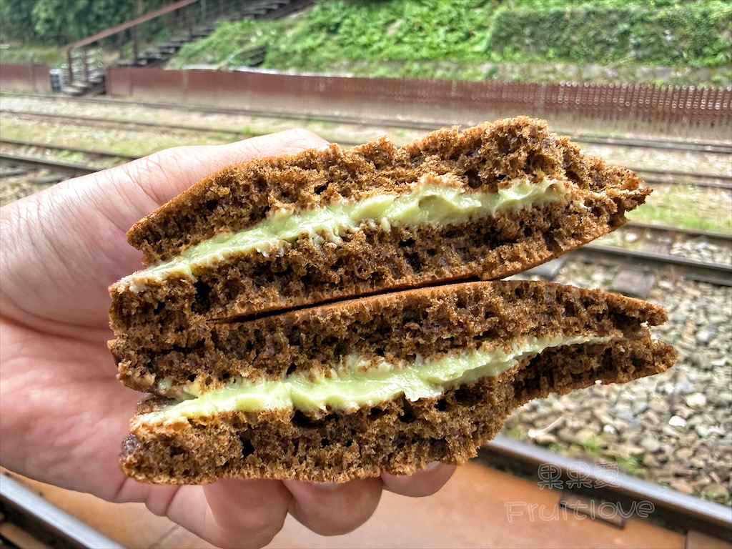 嘉義奮起湖|月台那間:奮起湖老街必吃的茶香銅鑼燒,推薦阿里山茶燒、哇沙米茶燒 @果果愛Fruitlove 嘉義奮起湖|月台那間:奮起湖老街必吃的茶香銅鑼燒,推薦阿里山茶燒、哇沙米茶燒 @果果愛Fruitlove