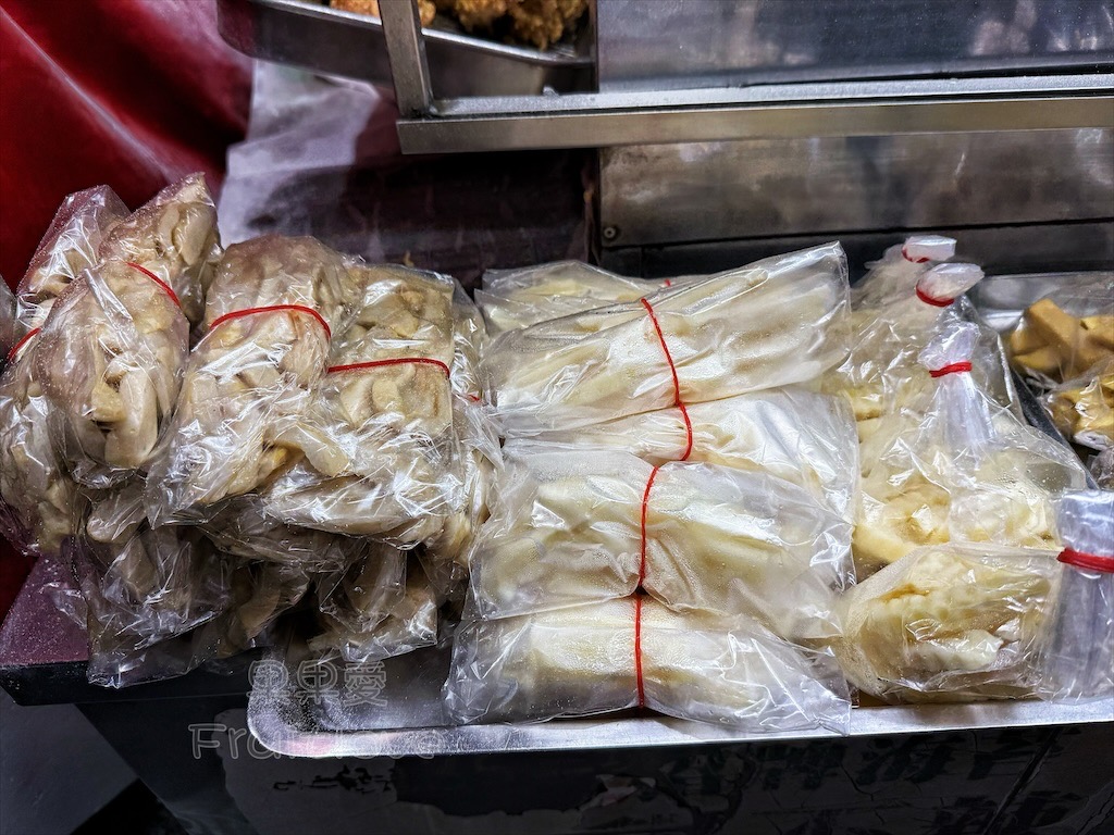 彰化炸雞｜至尊卡啦脆皮炸雞：偶然發現排隊炸雞攤，大雞腿有夠酥脆多汁，多種口味調味粉 @果果愛Fruitlove