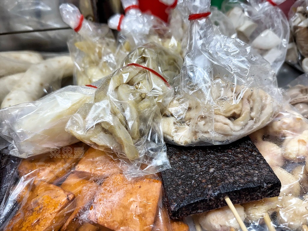 彰化炸雞｜至尊卡啦脆皮炸雞：偶然發現排隊炸雞攤，大雞腿有夠酥脆多汁，多種口味調味粉 @果果愛Fruitlove