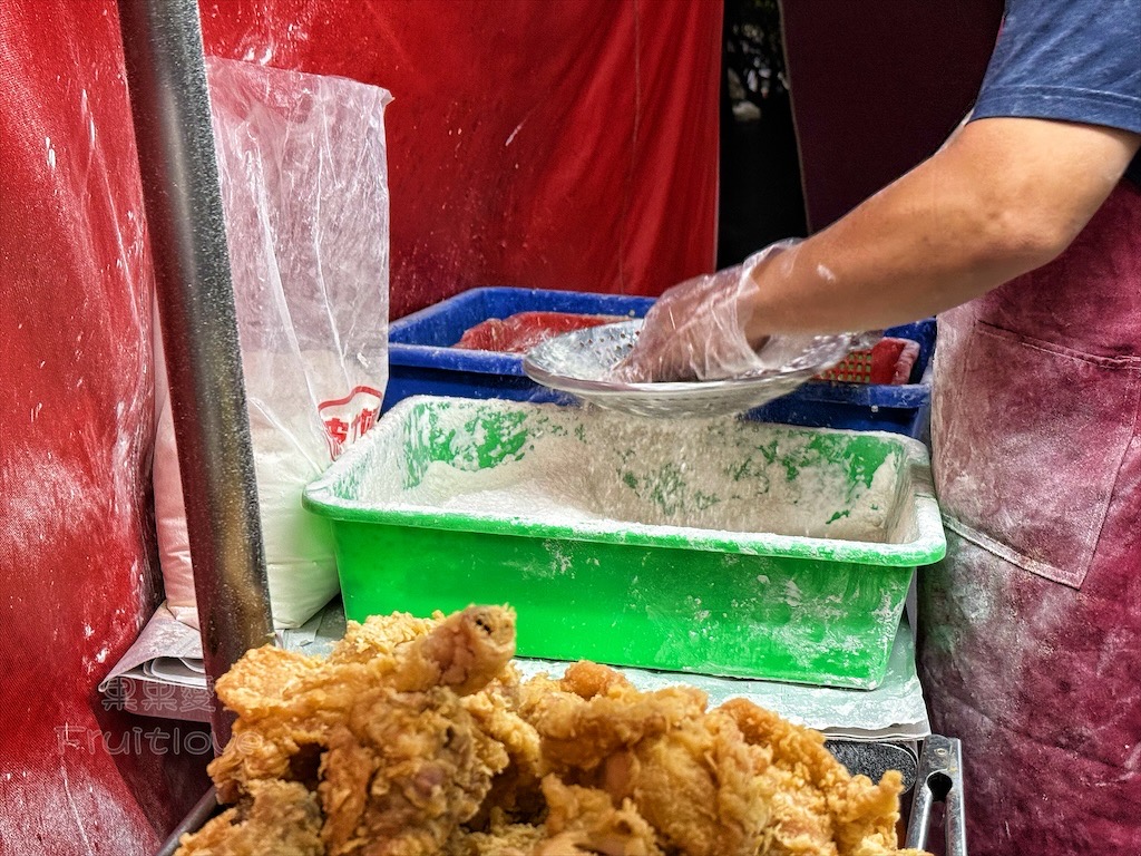 彰化炸雞｜至尊卡啦脆皮炸雞：偶然發現排隊炸雞攤，大雞腿有夠酥脆多汁，多種口味調味粉 @果果愛Fruitlove