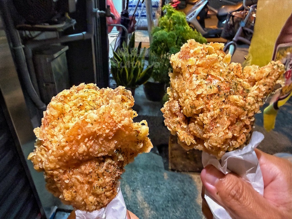 彰化炸雞｜至尊卡啦脆皮炸雞：偶然發現排隊炸雞攤，大雞腿有夠酥脆多汁，多種口味調味粉 @果果愛Fruitlove