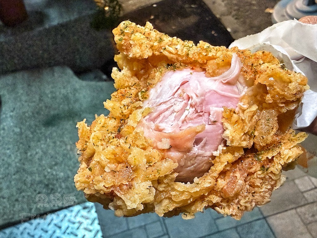 彰化炸雞｜至尊卡啦脆皮炸雞：偶然發現排隊炸雞攤，大雞腿有夠酥脆多汁，多種口味調味粉 @果果愛Fruitlove