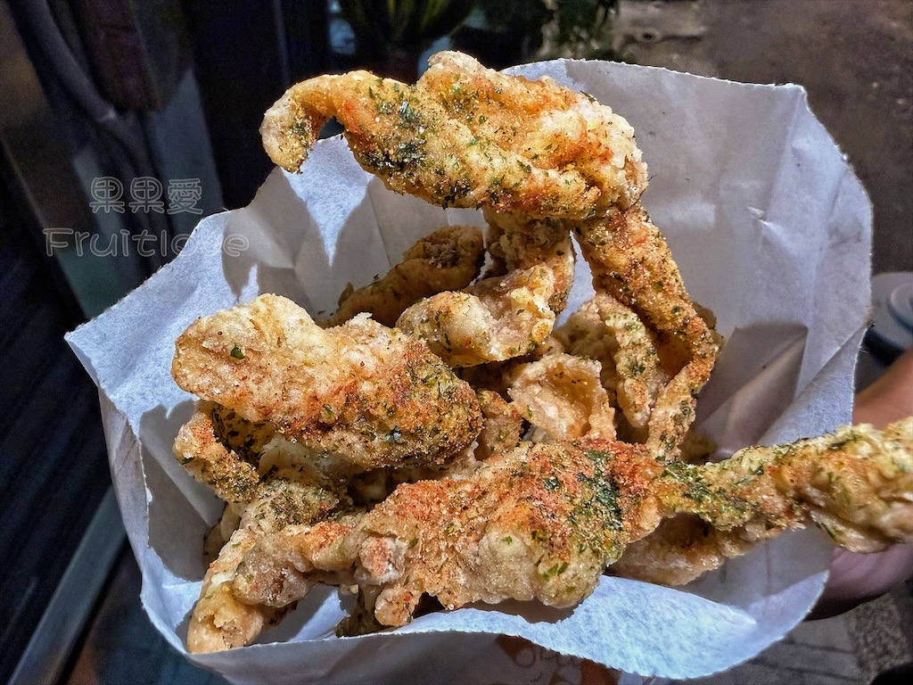 彰化炸雞｜至尊卡啦脆皮炸雞：偶然發現排隊炸雞攤，大雞腿有夠酥脆多汁，多種口味調味粉 @果果愛Fruitlove