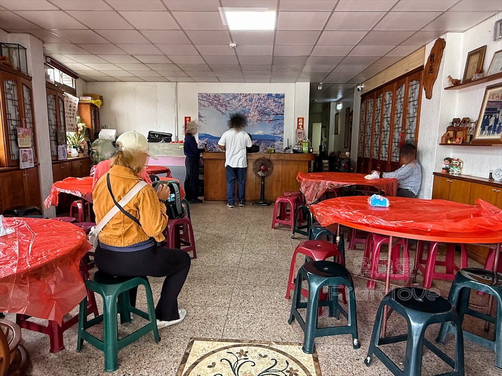 嘉義奮起湖｜冠雲餐廳：老街旁的木片便當推薦！必點古早味排骨、香嫩雞腿便當，內用附脆甜竹筍湯 @果果愛Fruitlove
