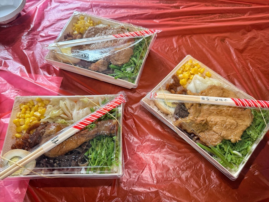 嘉義奮起湖｜冠雲餐廳：老街旁的木片便當推薦！必點古早味排骨、香嫩雞腿便當，內用附脆甜竹筍湯 @果果愛Fruitlove