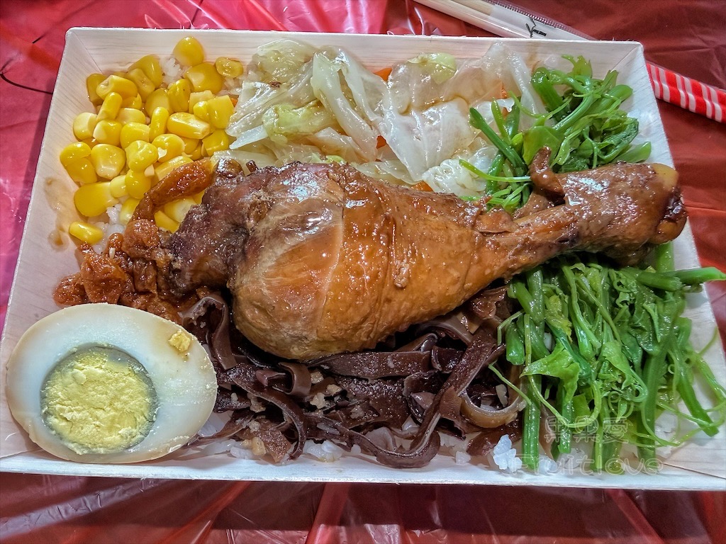 嘉義奮起湖｜冠雲餐廳：老街旁的木片便當推薦！必點古早味排骨、香嫩雞腿便當，內用附脆甜竹筍湯 @果果愛Fruitlove