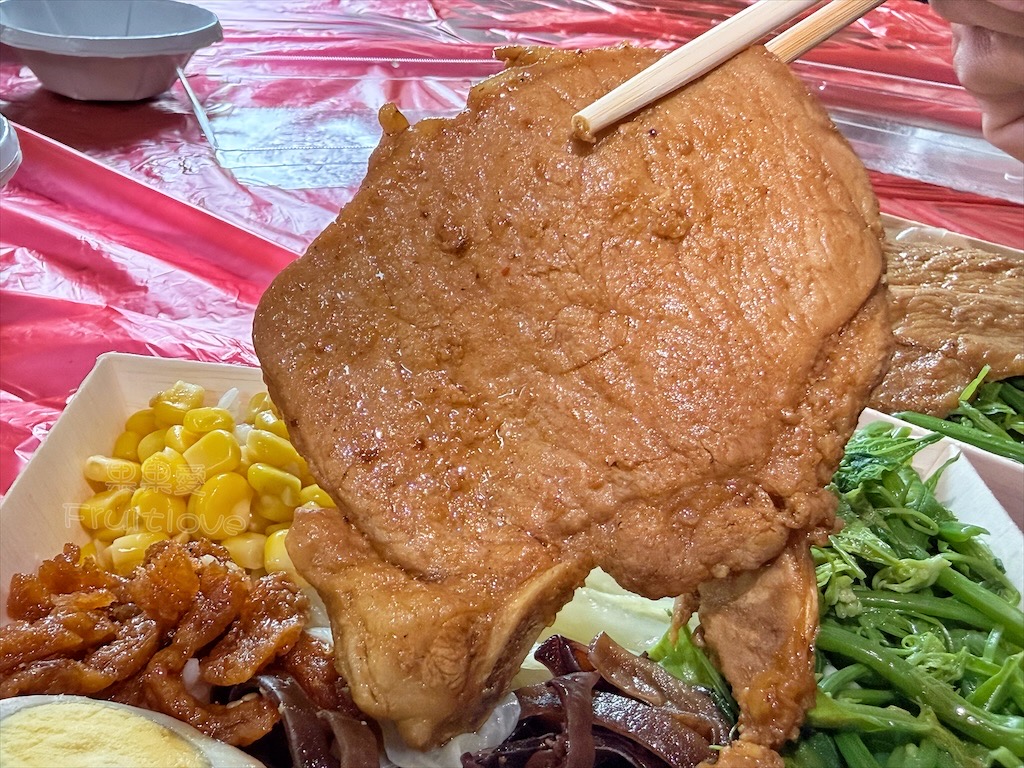 嘉義奮起湖｜冠雲餐廳：老街旁的木片便當推薦！必點古早味排骨、香嫩雞腿便當，內用附脆甜竹筍湯 @果果愛Fruitlove