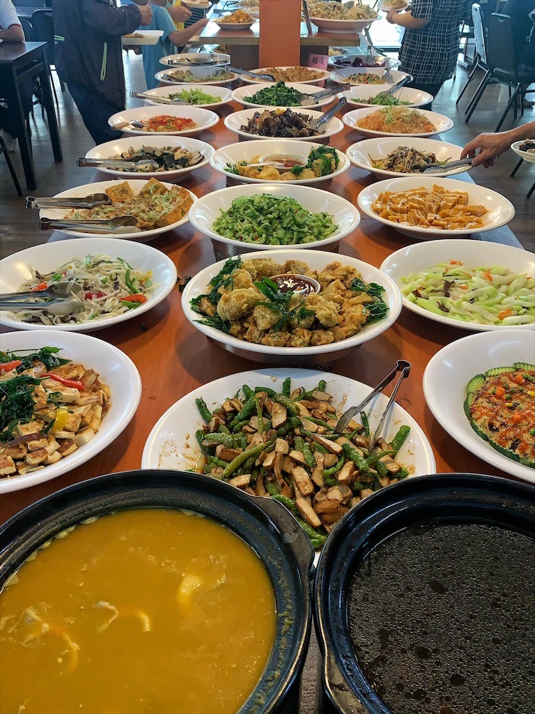 玉善房新時代全素自助餐|南投草屯素食自助餐平日170元吃到飽，免收服務費，有多種菜色與主食可以挑選，有舒適的冷氣，餐廳後方就是停車場 @果果愛Fruitlove
