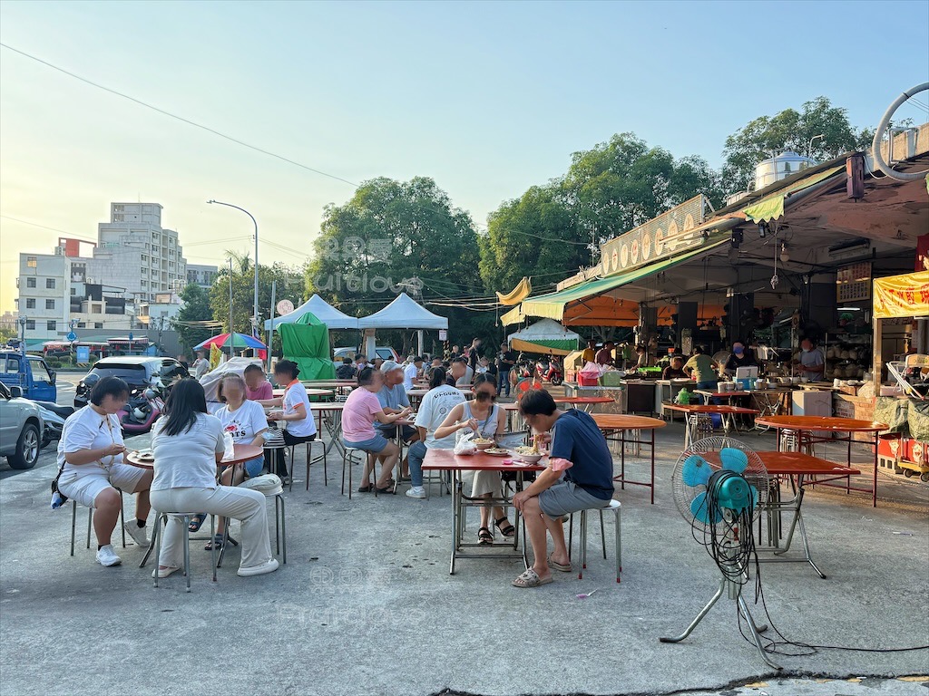 台中霧峰｜光復新村市場牛肉麵：超人氣露天眷村老店，必點滷味與古早味麵食 @果果愛Fruitlove