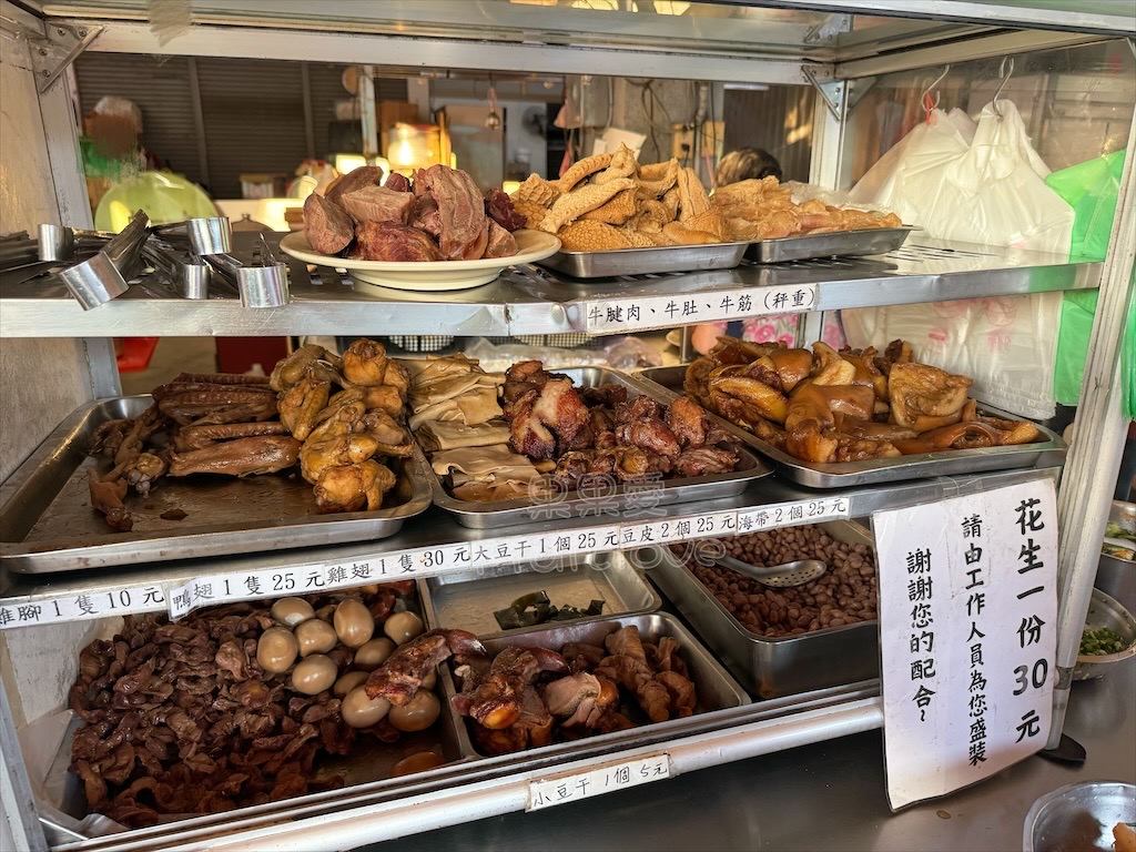 台中霧峰｜光復新村市場牛肉麵：超人氣露天眷村老店，必點滷味與古早味麵食 @果果愛Fruitlove