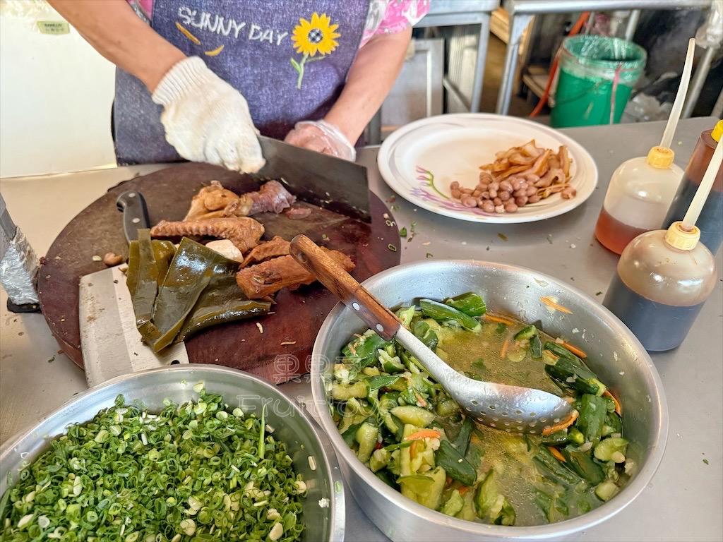 台中霧峰｜光復新村市場牛肉麵：超人氣露天眷村老店，必點滷味與古早味麵食 @果果愛Fruitlove