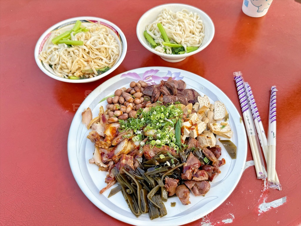 台中霧峰｜光復新村市場牛肉麵：超人氣露天眷村老店，必點滷味與古早味麵食 @果果愛Fruitlove