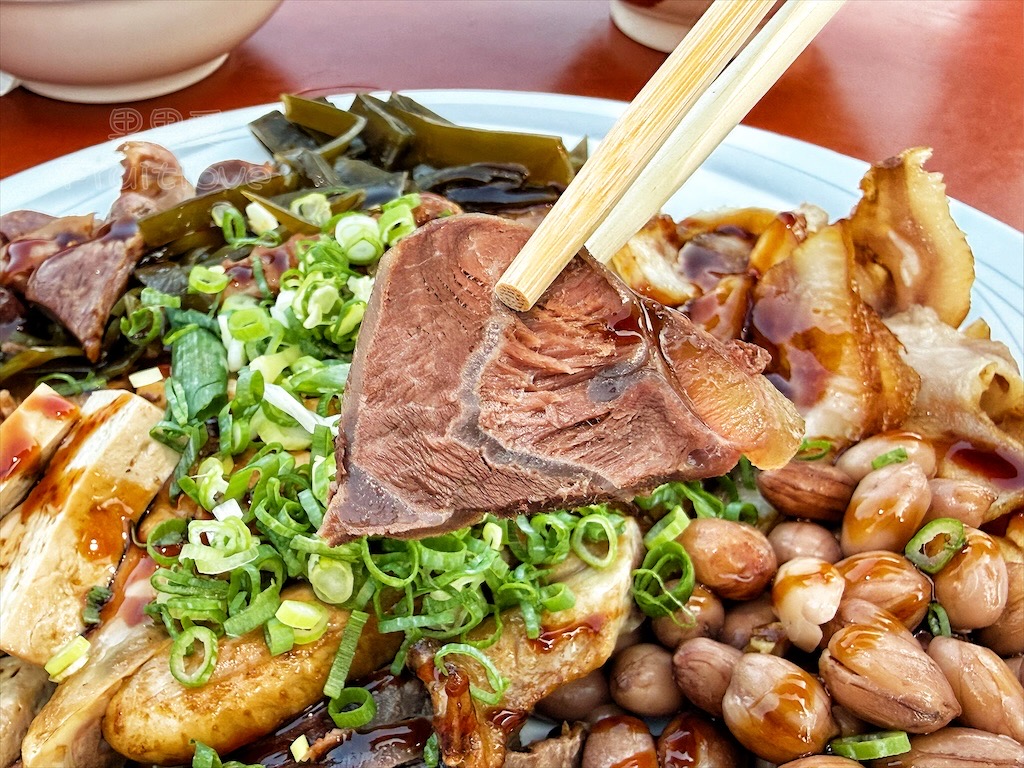 台中霧峰｜光復新村市場牛肉麵：超人氣露天眷村老店，必點滷味與古早味麵食 @果果愛Fruitlove
