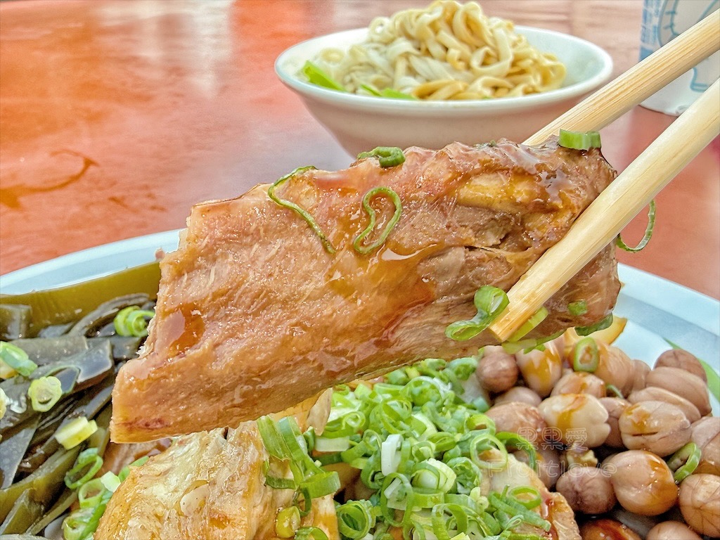台中霧峰｜光復新村市場牛肉麵：超人氣露天眷村老店，必點滷味與古早味麵食 @果果愛Fruitlove
