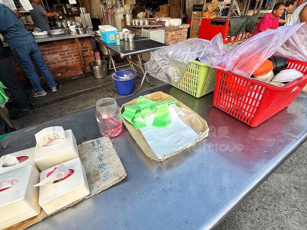 台中霧峰｜光復新村市場牛肉麵：超人氣露天眷村老店，必點滷味與古早味麵食 @果果愛Fruitlove