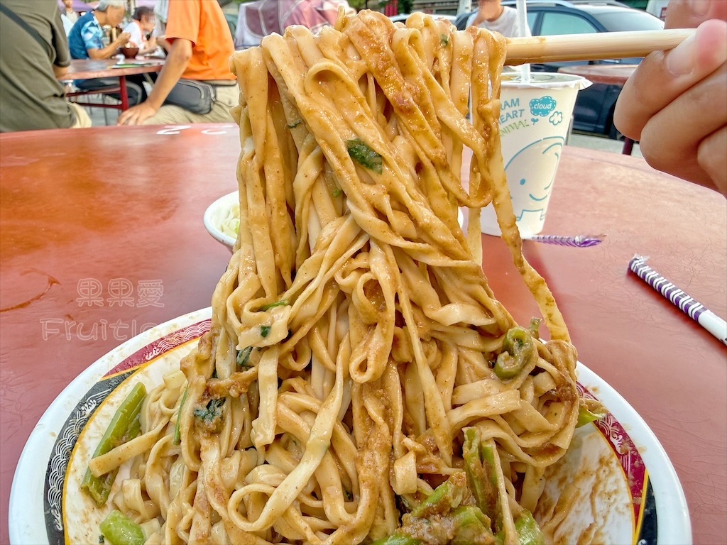 台中霧峰｜光復新村市場牛肉麵：超人氣露天眷村老店，必點滷味與古早味麵食 @果果愛Fruitlove
