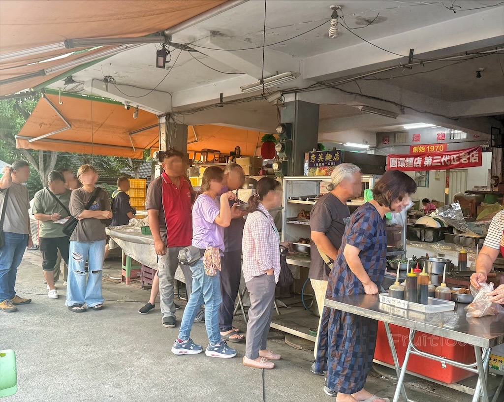 台中霧峰｜光復新村市場牛肉麵：超人氣露天眷村老店，必點滷味與古早味麵食 @果果愛Fruitlove