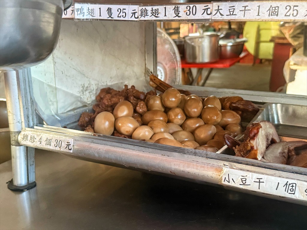 台中霧峰｜光復新村市場牛肉麵：超人氣露天眷村老店，必點滷味與古早味麵食 @果果愛Fruitlove
