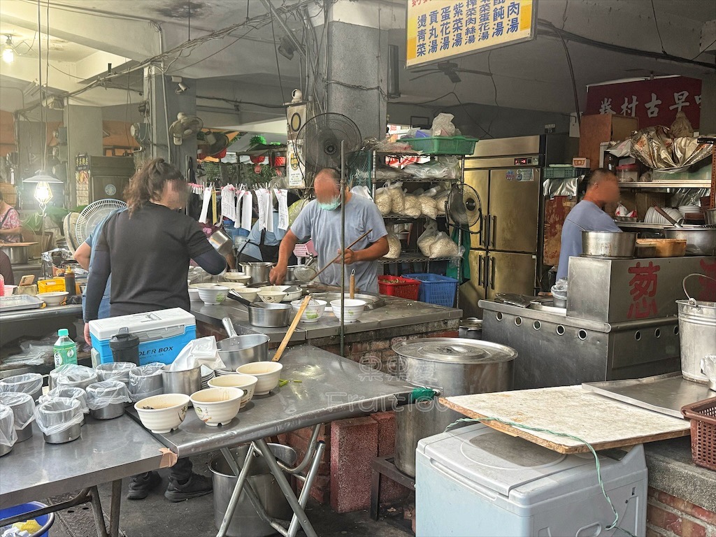 台中霧峰｜光復新村市場牛肉麵：超人氣露天眷村老店，必點滷味與古早味麵食 @果果愛Fruitlove