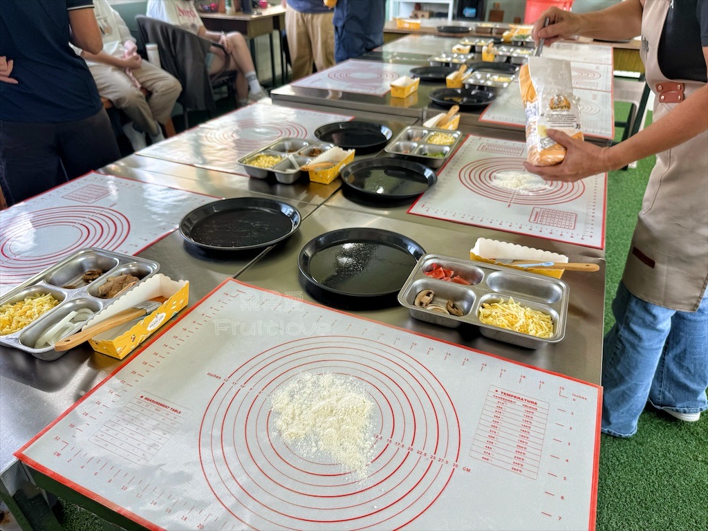 台中東勢｜爸娜娜窯烤披薩：預約包場手作窯烤披薩DIY、滑草場與山景大草皮，親子寵物友善農場推薦！ @果果愛Fruitlove