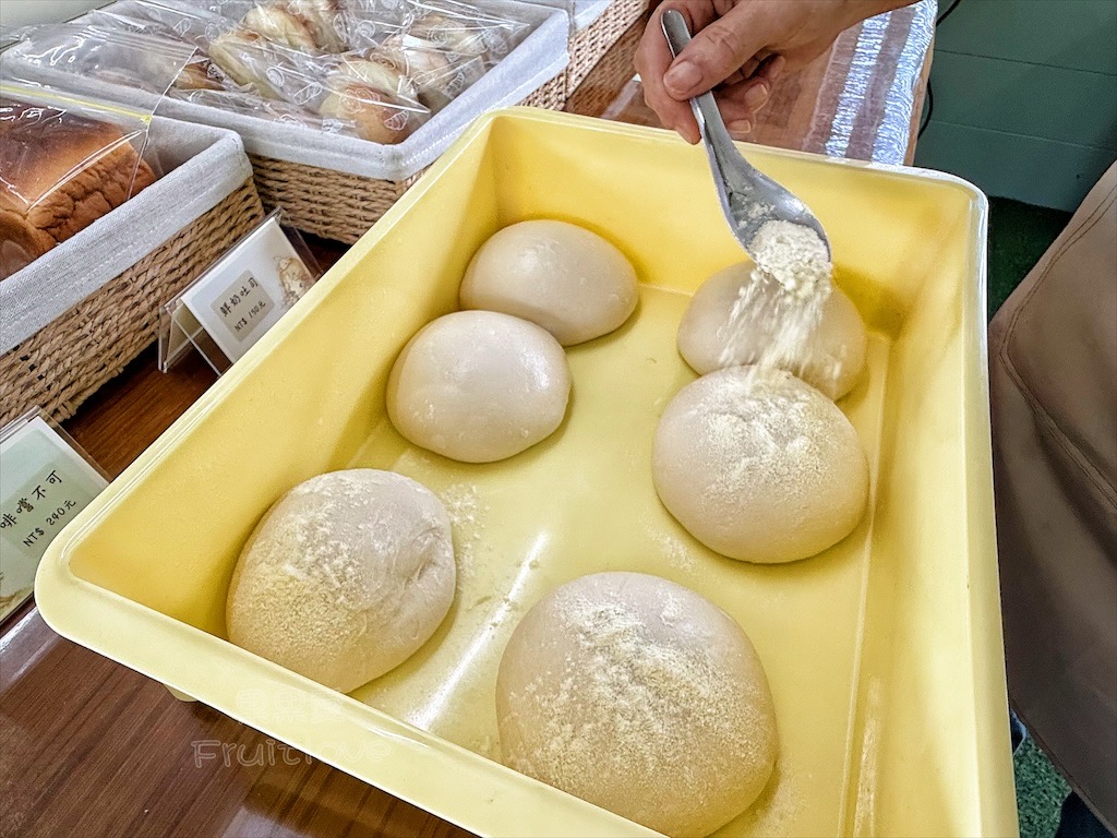 台中東勢｜爸娜娜窯烤披薩：預約包場手作窯烤披薩DIY、滑草場與山景大草皮，親子寵物友善農場推薦！ @果果愛Fruitlove
